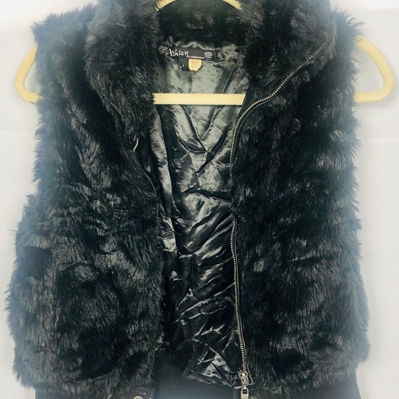 Black faux fur cropped vest. Size L. - Picture 5 of 7